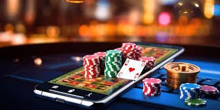 မြန်မာ ကစားသမားများ smartphone ဖြင့် mobile casino APP ကစားနေသော မြင်ကွင်း